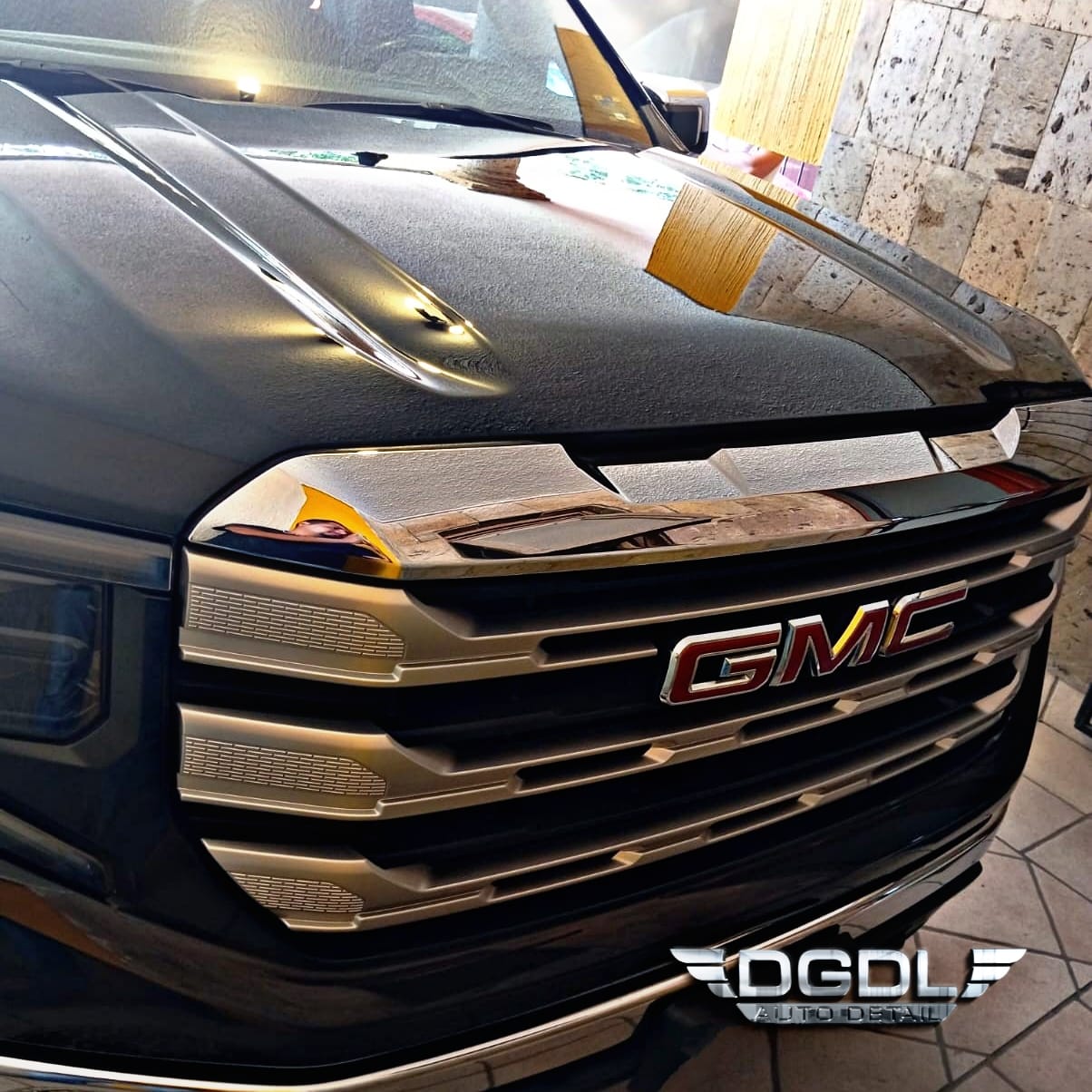 Detallado GMC Sierra acabado showroom