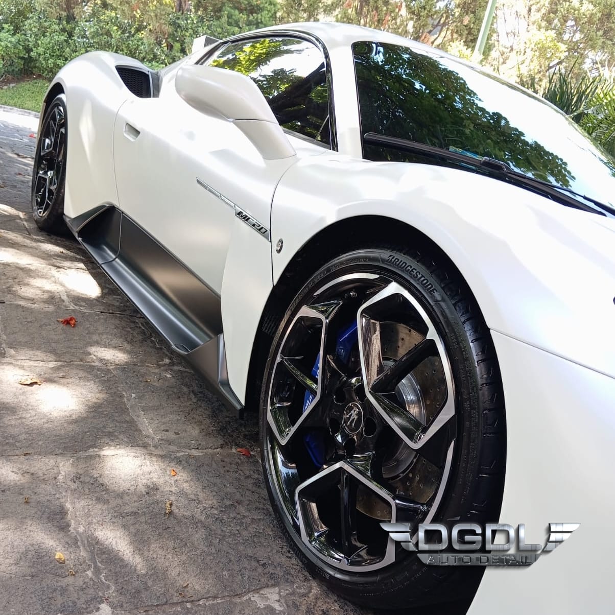 Detallado Maserati MC20 blanco brillo perfecto