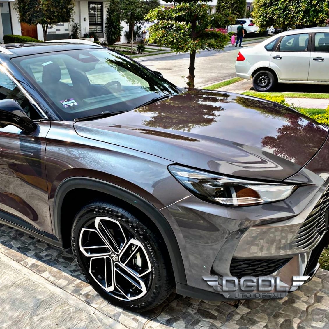 Detallado MG HS gris acabado showroom